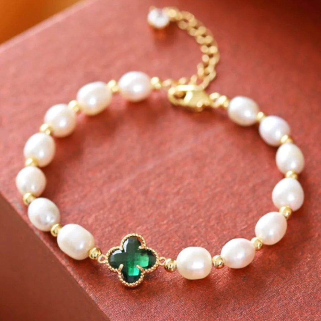 Emerald Clover Pearl Bracelet in Gold