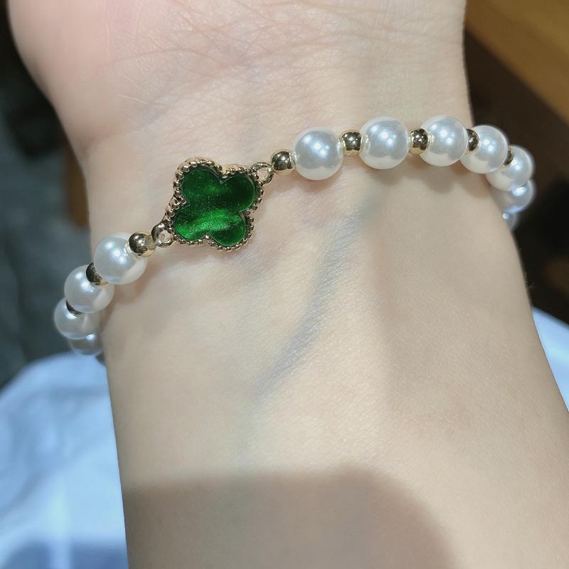 Emerald Clover Pearl Bracelet in Gold