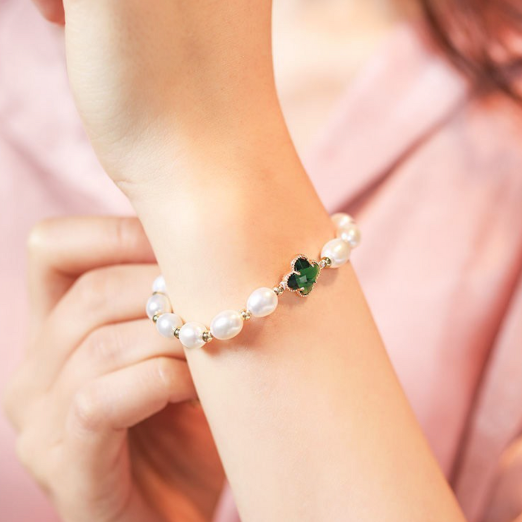 Emerald Clover Pearl Bracelet in Gold