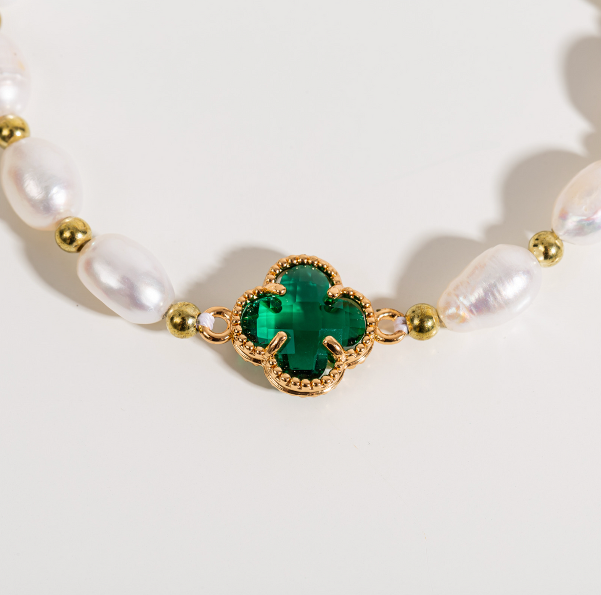 Emerald Clover Pearl Bracelet in Gold